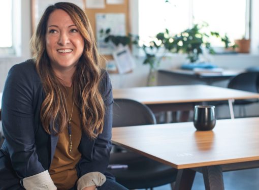 Photo par LinkedIn Sales Solutions woman in black blazer sitting on chair