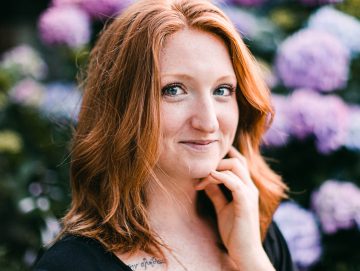 Photo par tabitha turner woman in black scoop neck shirt